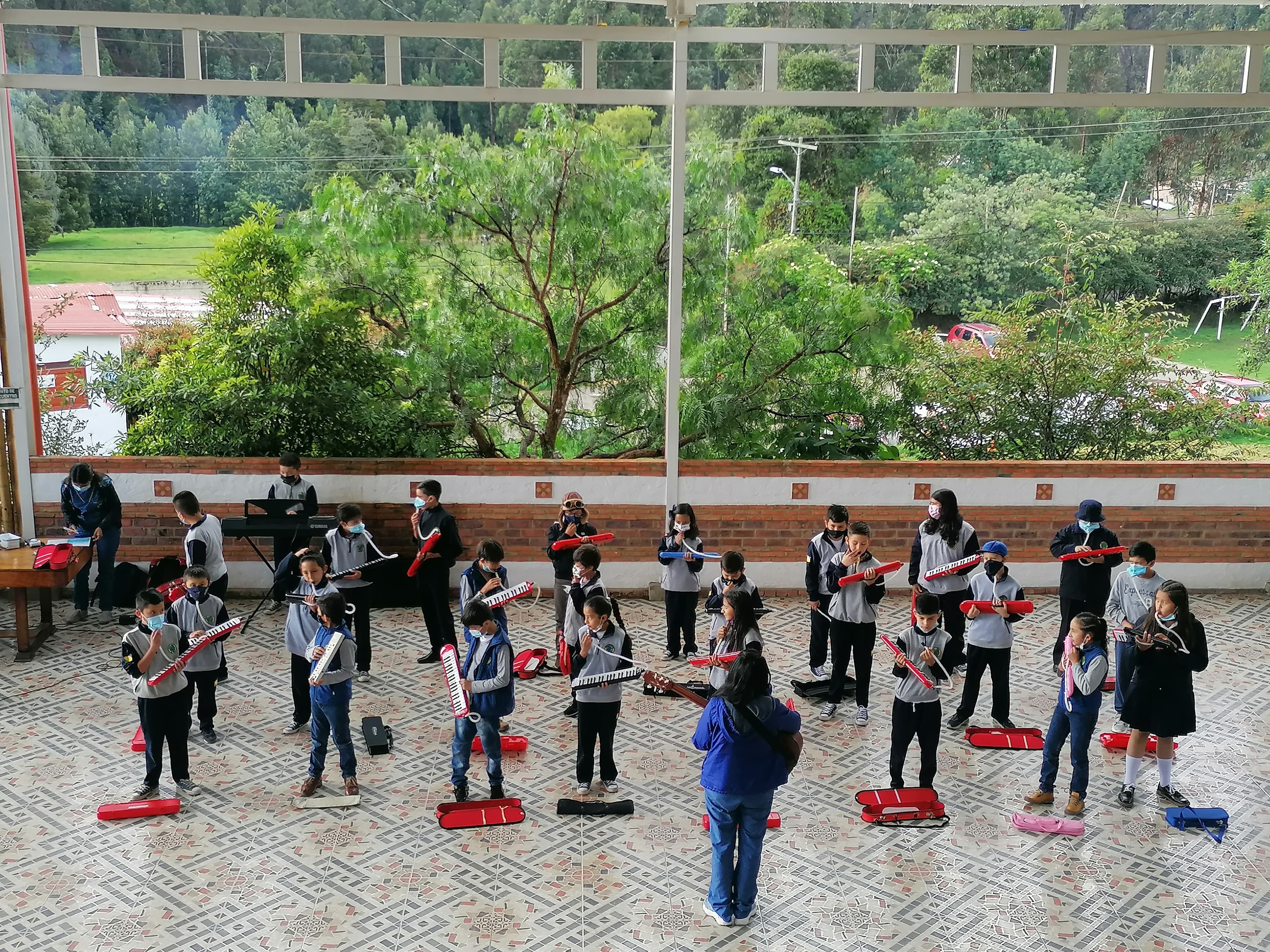 Estudiantes en clase de música